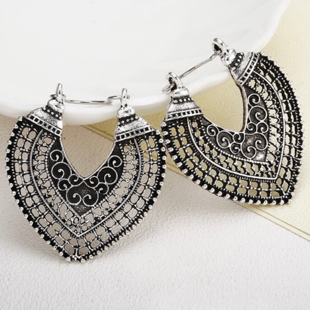 Antiqued Boho silver tone earrings - Picture 3 of 8
